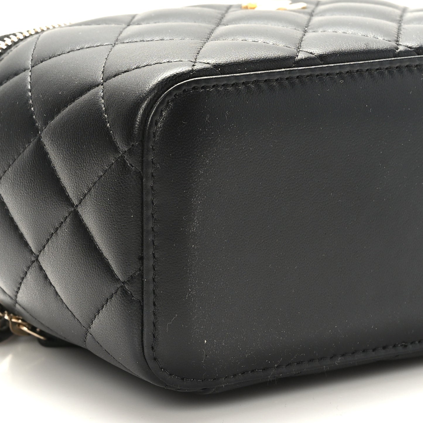 Lambskin Quilted Pearl Crush Small Vanity Case With Chain Black