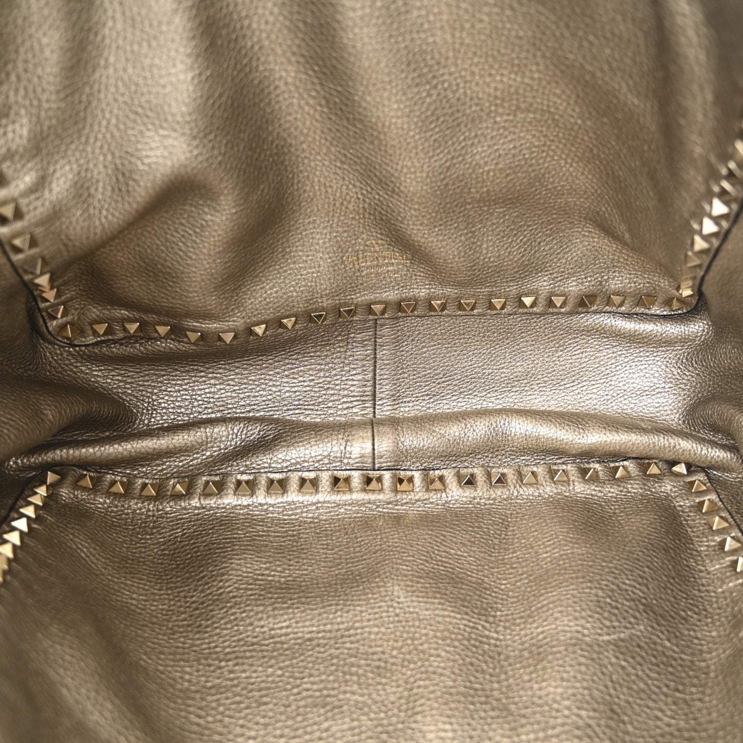 Metallic Grained Calfskin Medium Rockstud Reversible Tote Skin Sasso