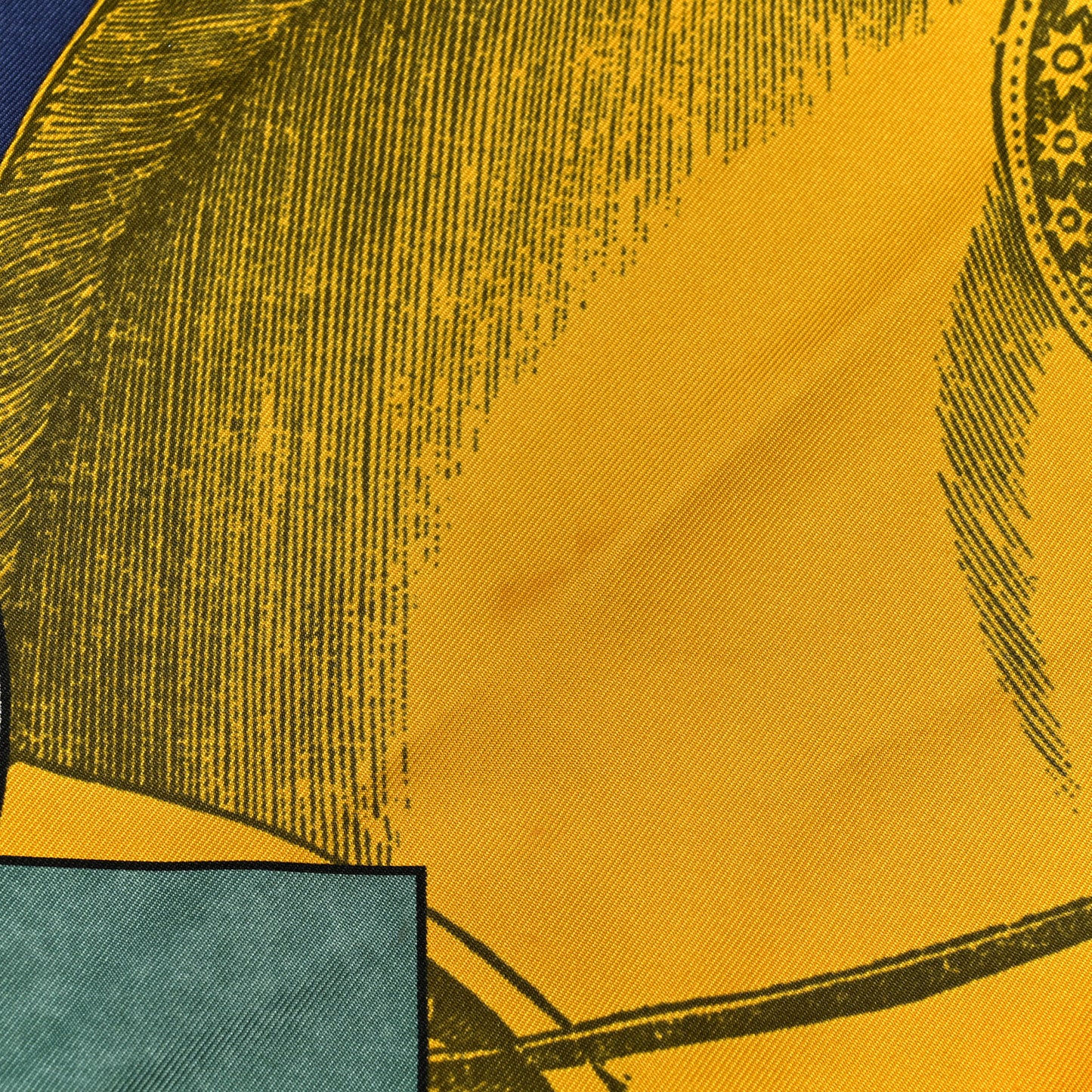 Silk Cavalier En Formes Scarf 90 Bleu Nuit Jaune De Naples