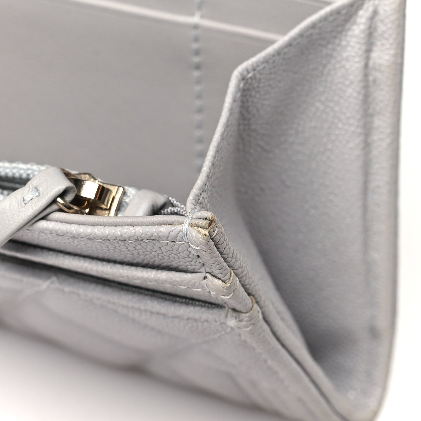 Caviar Quilted Medium Boy Flap Walle Light Grey