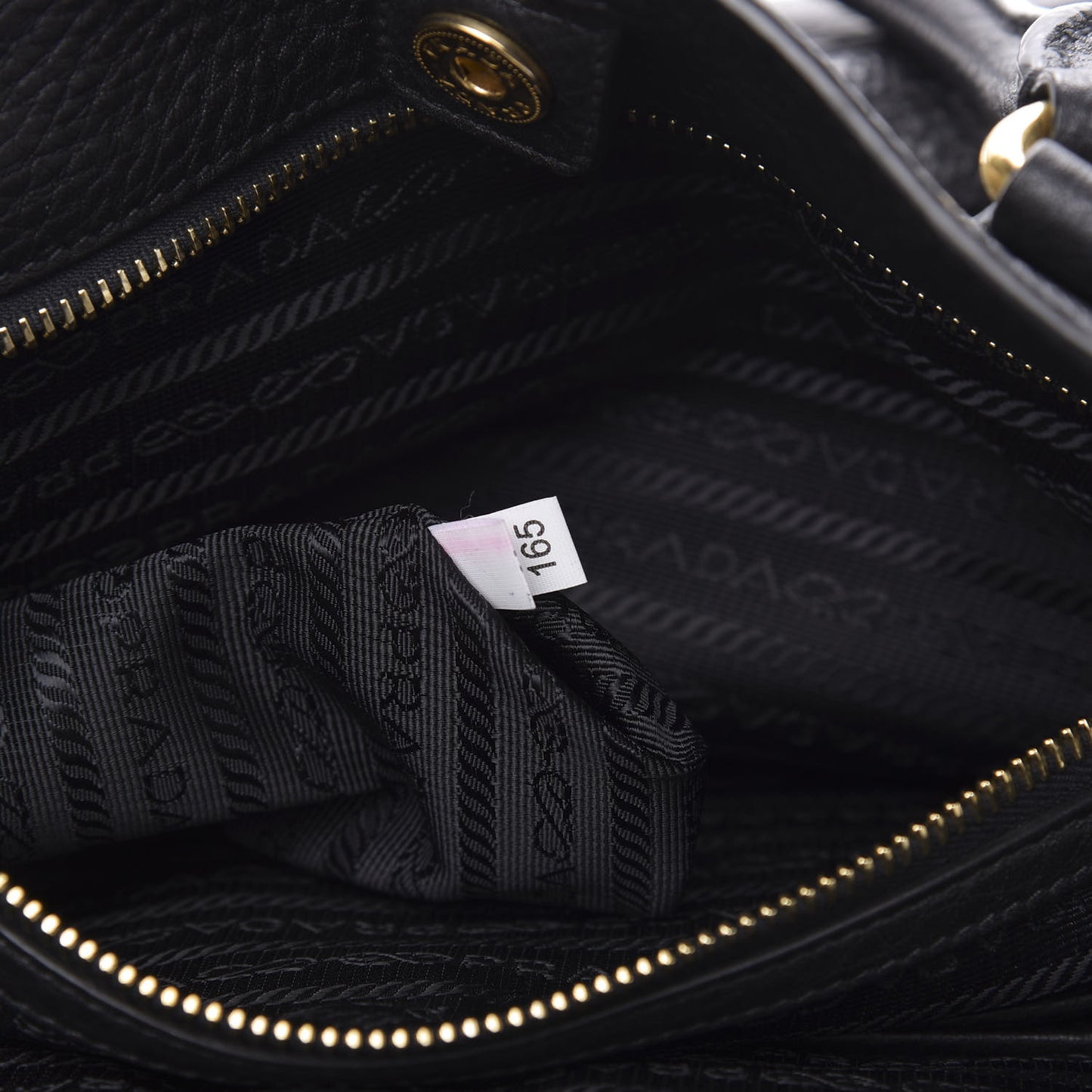 Vitello Daino Side Zip Tote Black