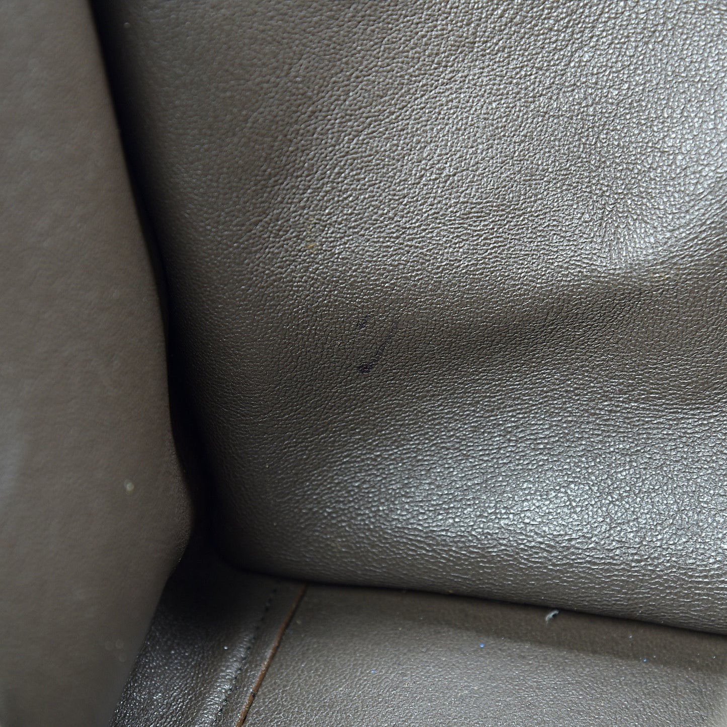 Drummed Calfskin Suede Small Trapeze Souris