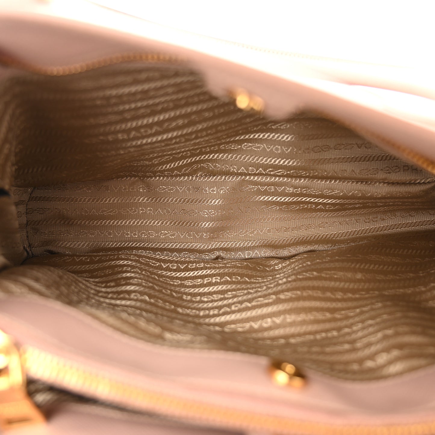 Saffiano Medium Galleria Double Zip Tote Cammeo