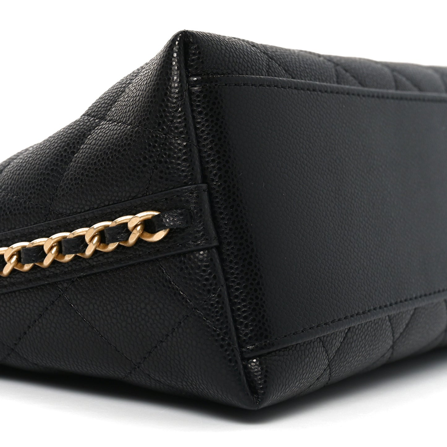 Shiny Caviar Quilted Chain Pouch Black