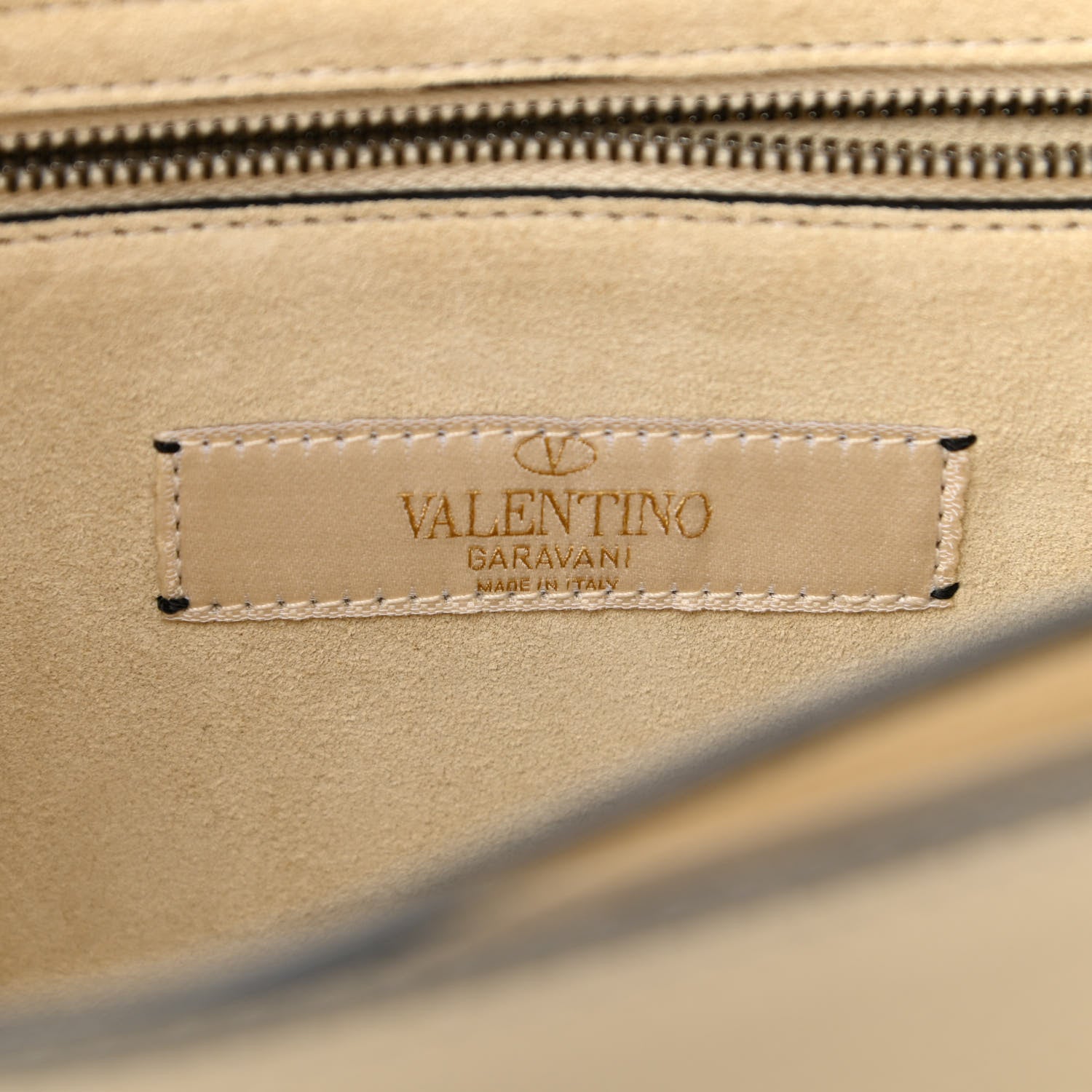 Valentino Garavani Pebbled Calfskin Onyx Medium Guitar Strap Rockstud Rolling Flap Saddle Bag Ivory 6 of 14