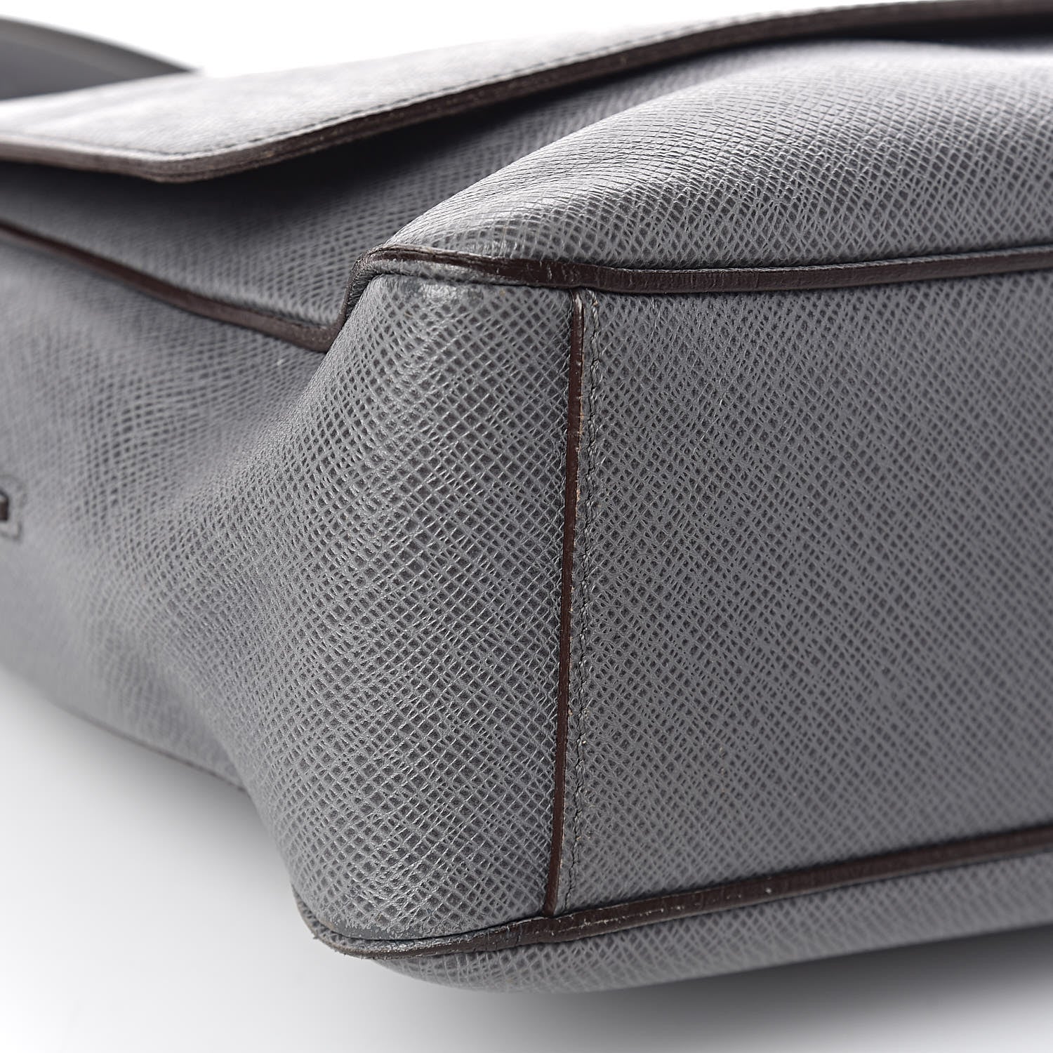 Louis Vuitton Taiga Milo Messenger Glacier 9 of 13