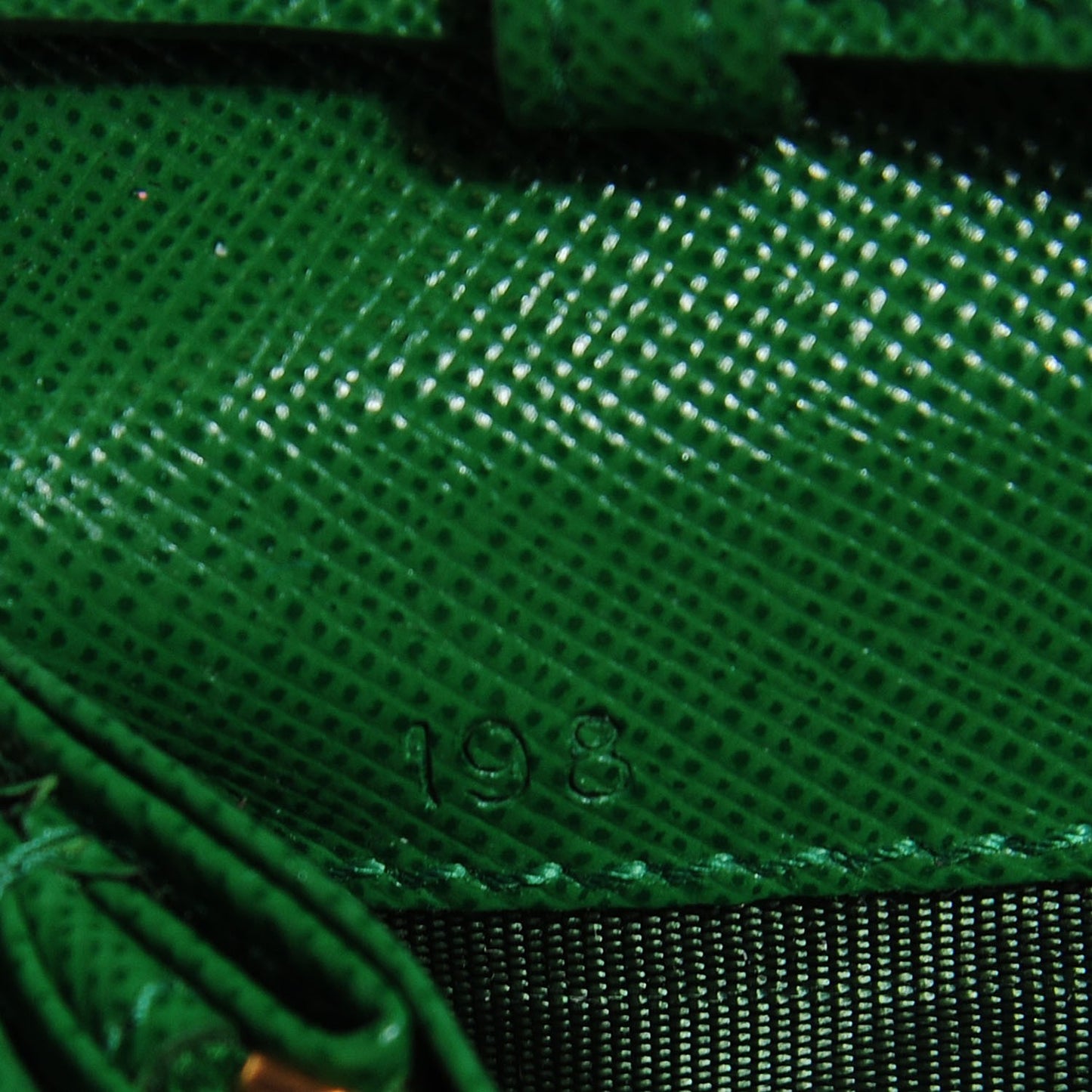 Saffiano Metal Oro Chain Wallet Verde