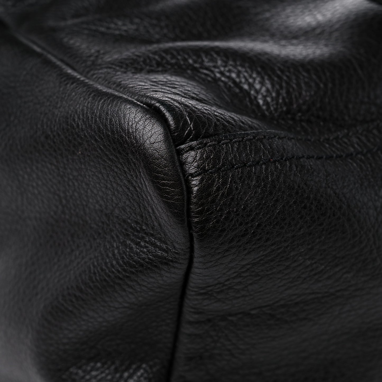 Pebbled Calfskin Medium Pyramid Stud Pandora Black