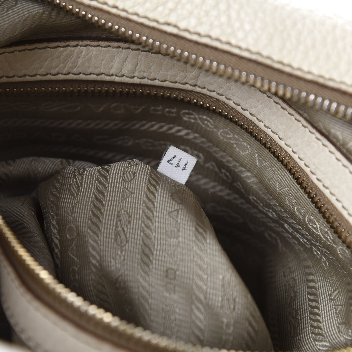 Vitello Daino Shoulder Bag Talco