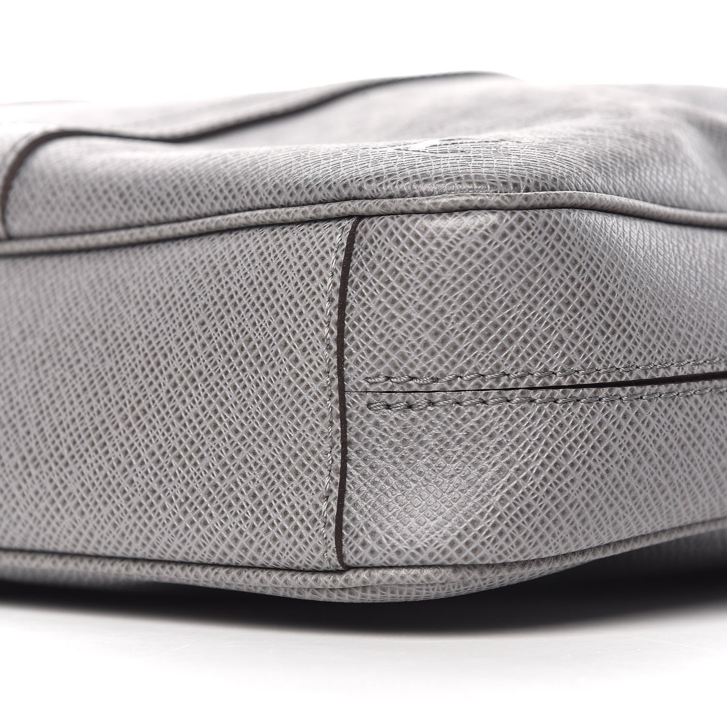 Louis Vuitton Taiga Porte-Documents Voyage PM Glacier 9 of 9