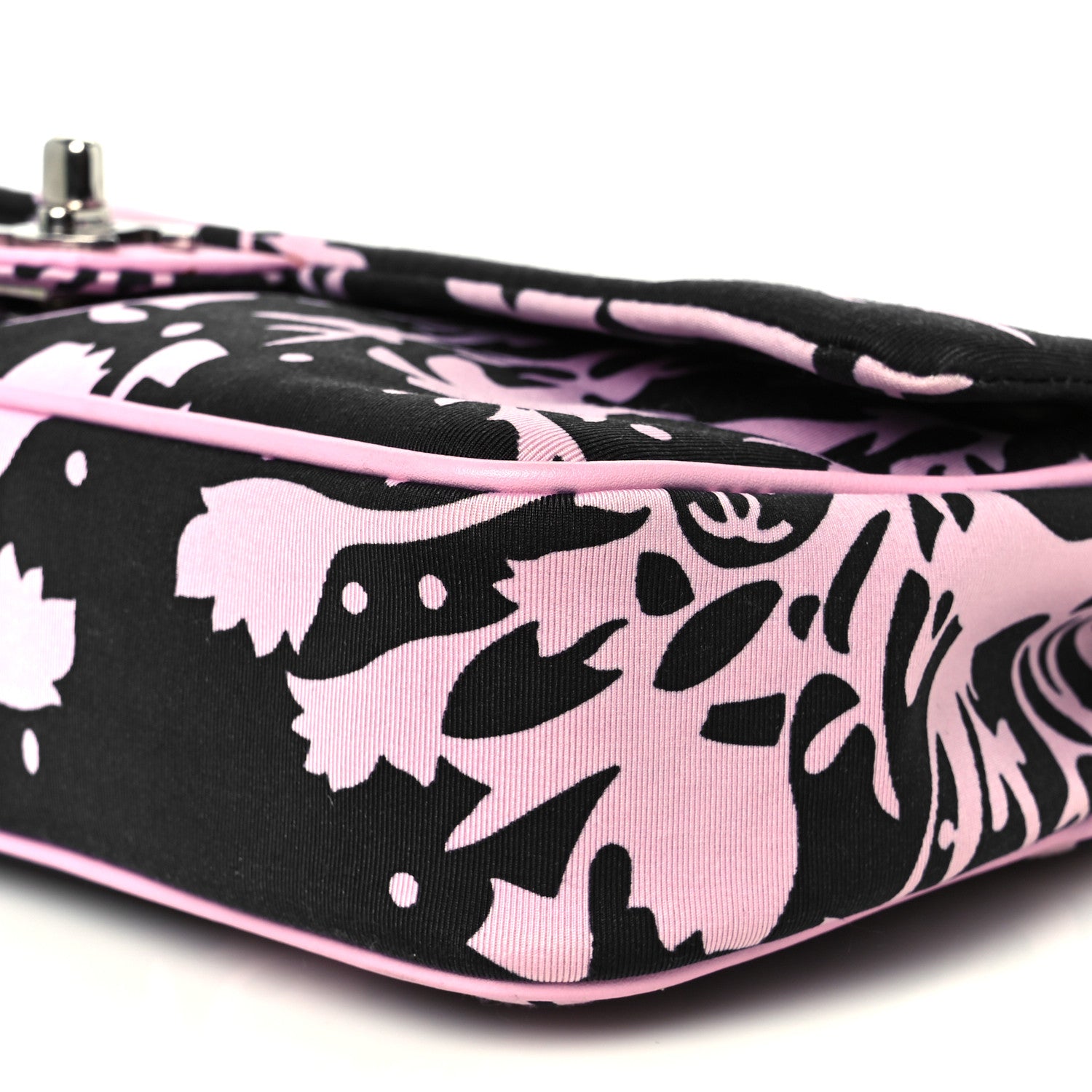 ゆな CHANEL プレゼントBOX柄 大判スカーフ ピンク×ブラック Chanel Printed Fabric East West Flap Black Pink 1769750 – FASHIONPHILE