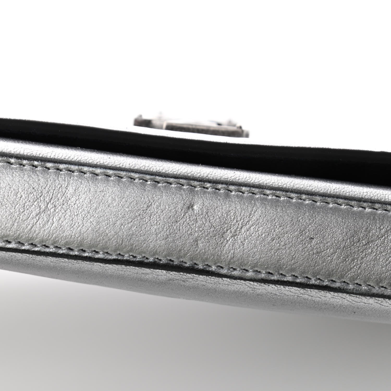 Saint Laurent Metallic Calfskin Monogram Chain Wallet Argento 10 of 10