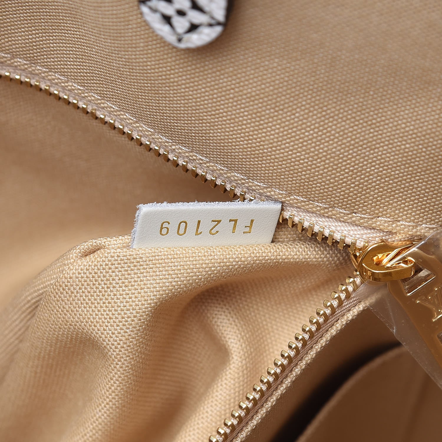 Louis Vuitton Monogram Giant Onthego GM Kaki Beige 8 of 10