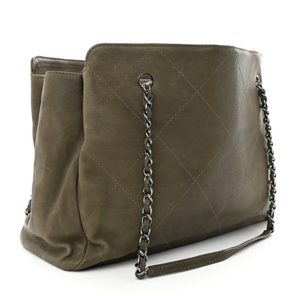 Chanel Washed Calfskin Diamond Stitch Large Hamptons Shopping Tote Green 3 of 17