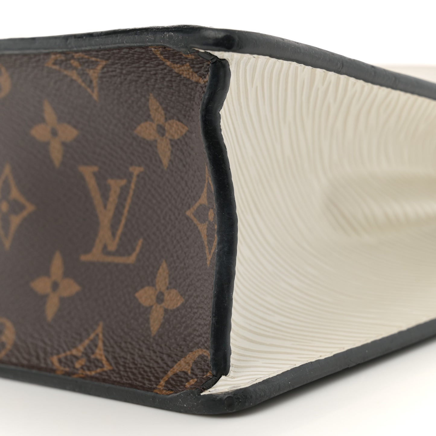 Vernis Epi Monogram Spring Street Black