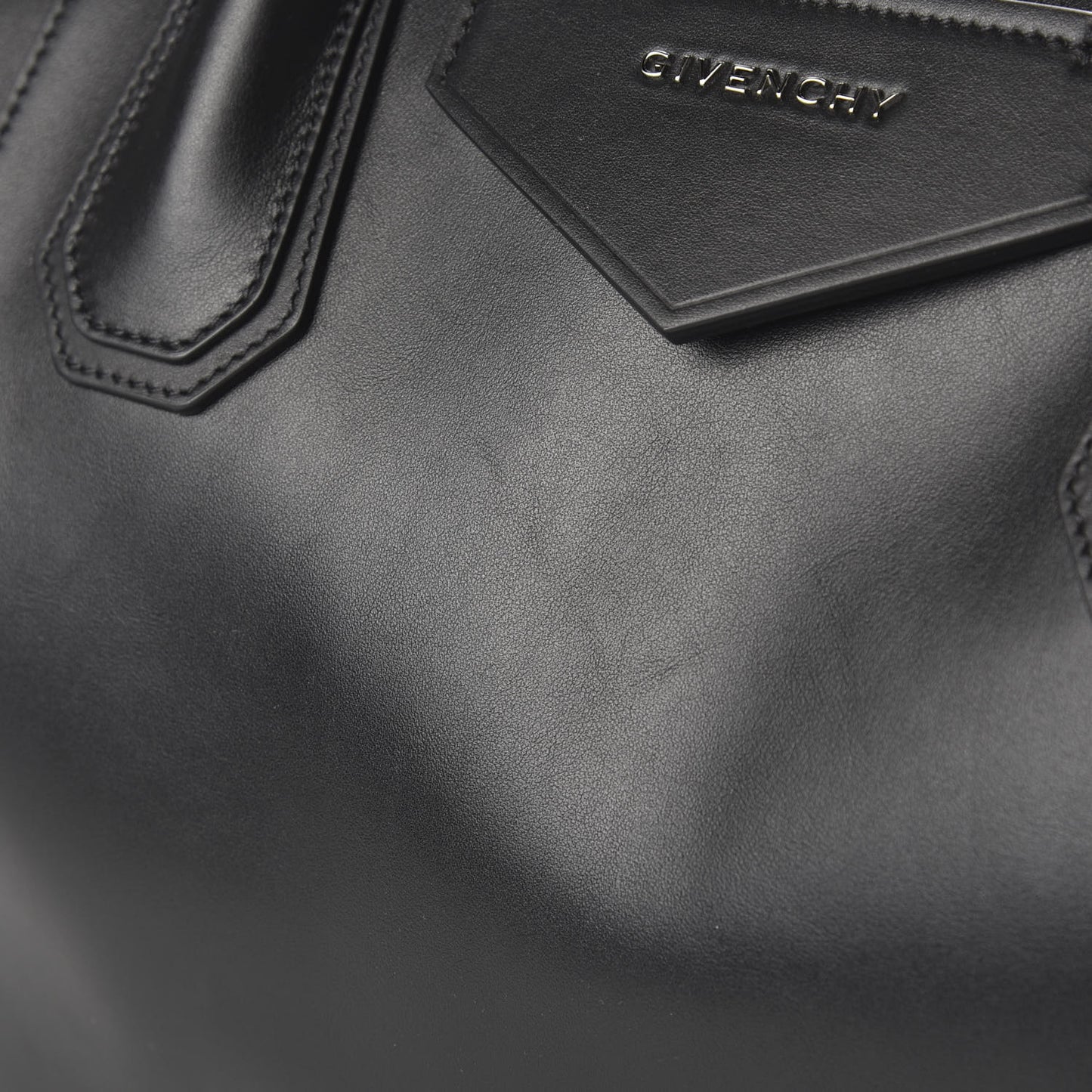 Smooth Calfskin Medium Soft Antigona Black