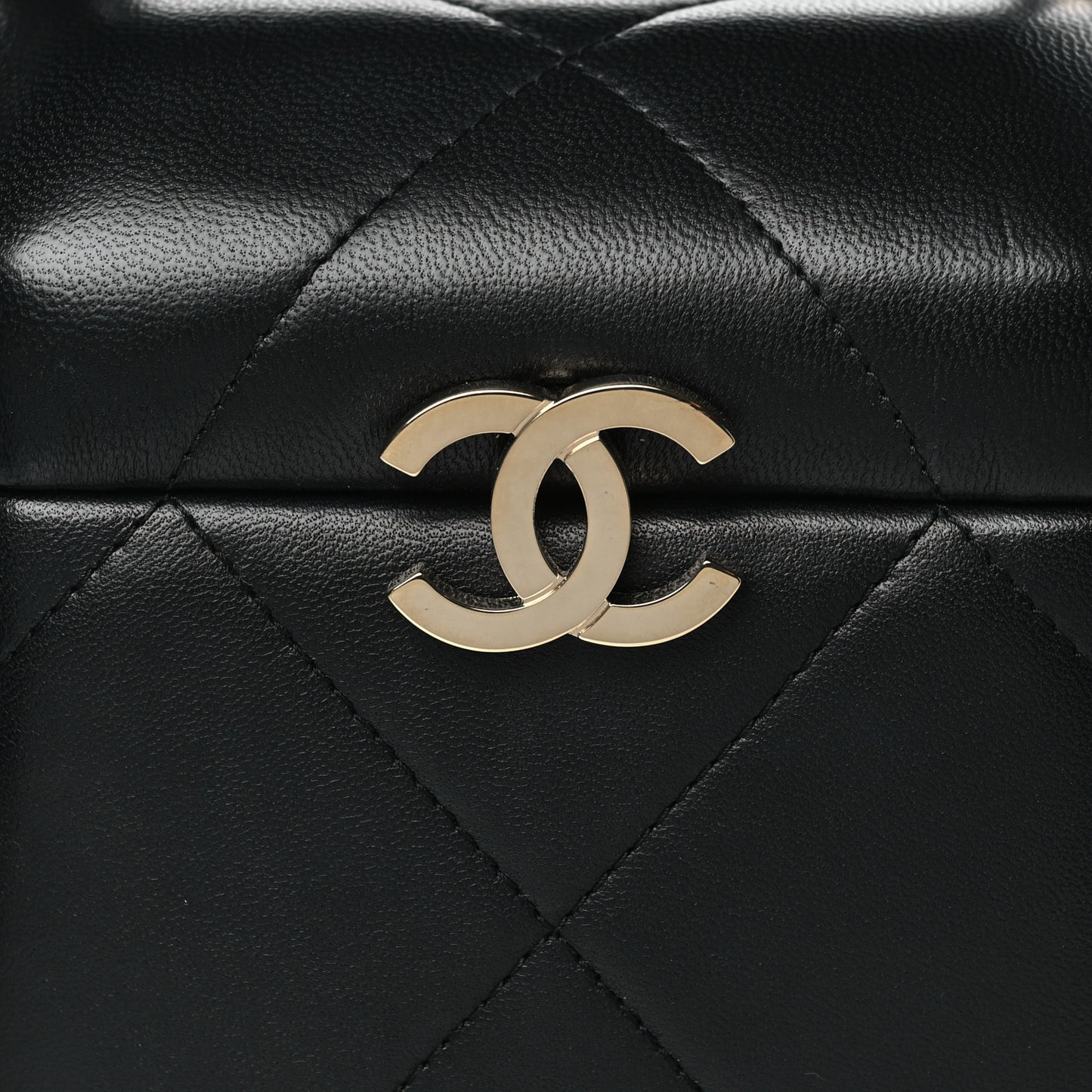 Lambskin Quilted Vendome Case Black