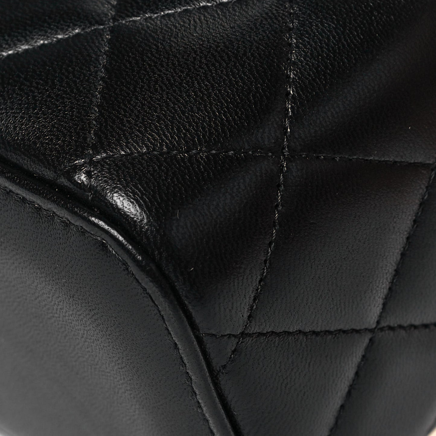 Lambskin Quilted Small Top Handle Vanity Case With Chain Black