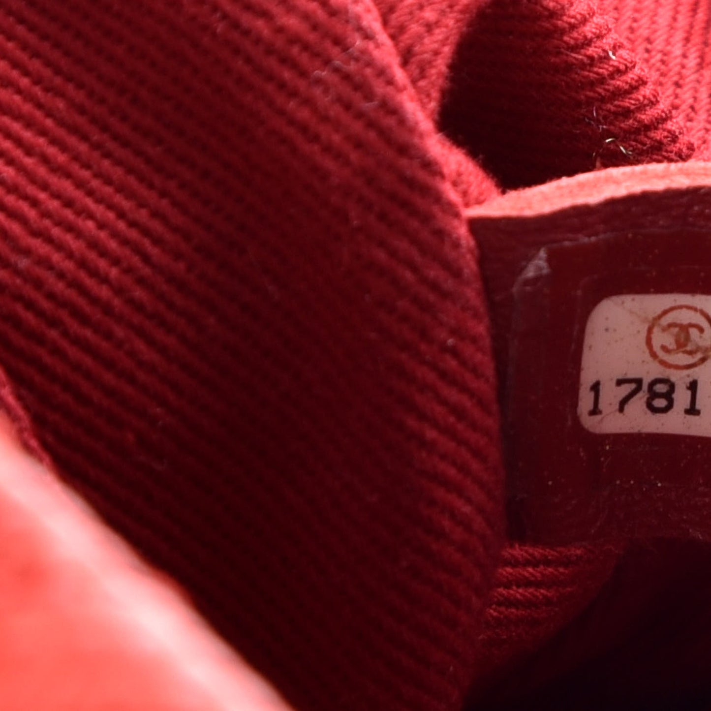 Iridescent Caviar Quilted Medium Chic Quilt Flap Red