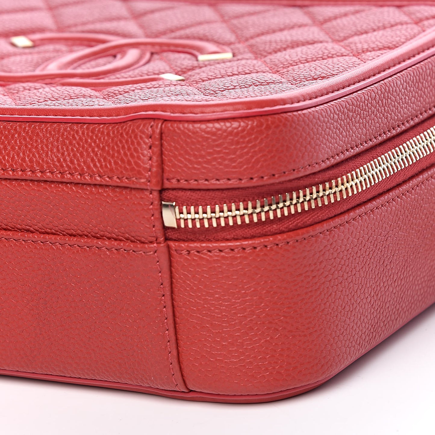 Caviar Quilted Medium CC Filigree Vanity Case Red