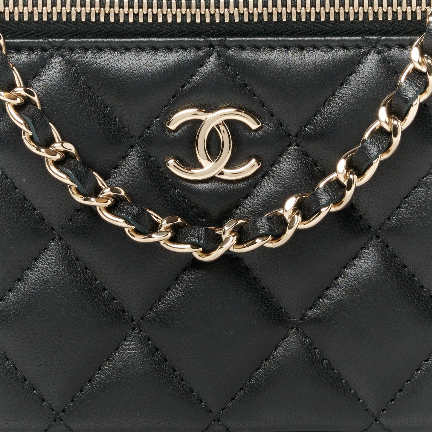 Lambskin Quilted Small Top Handle Vanity Case With Chain Black