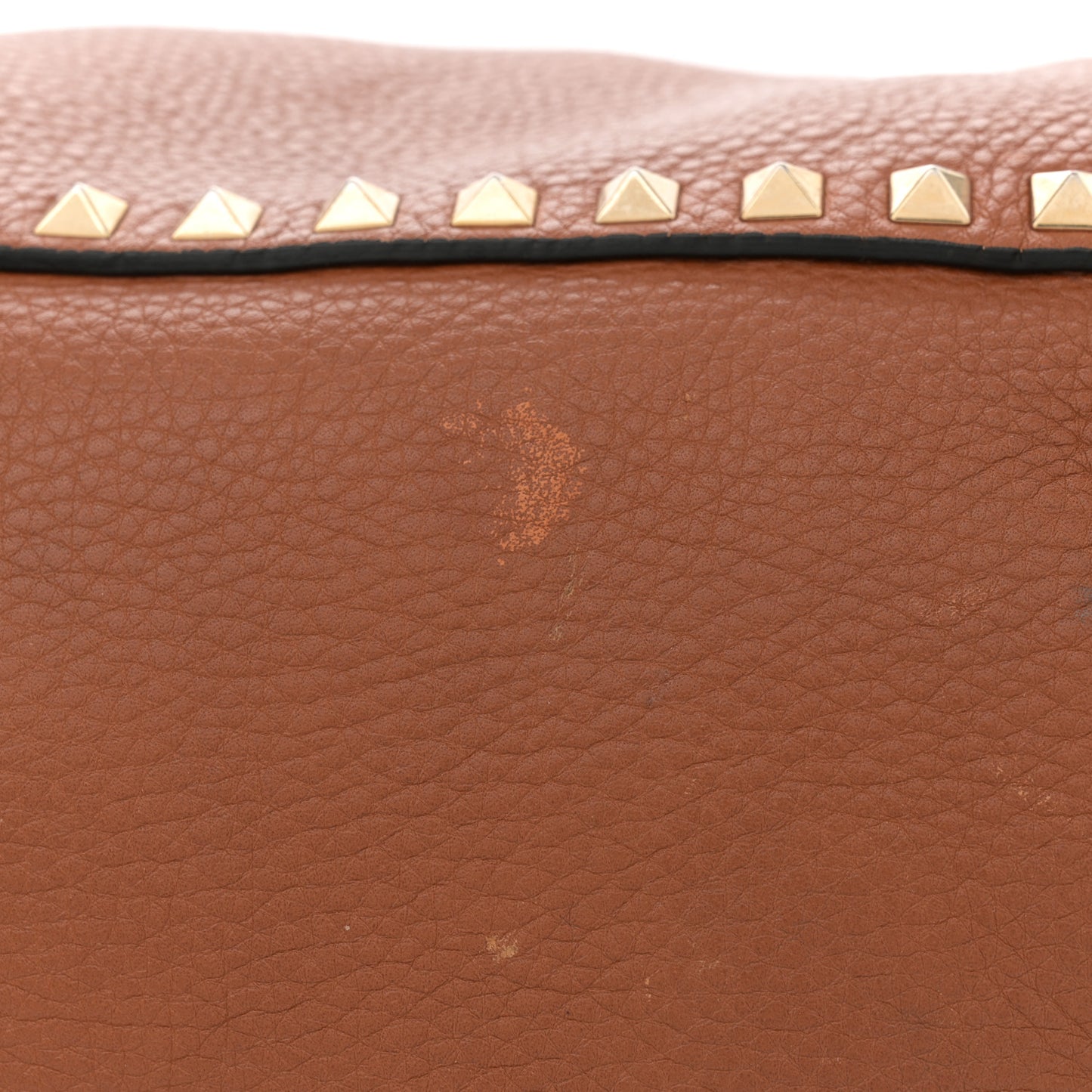 Pebbled Calfskin Medium Rockstud Tote Light Cuir