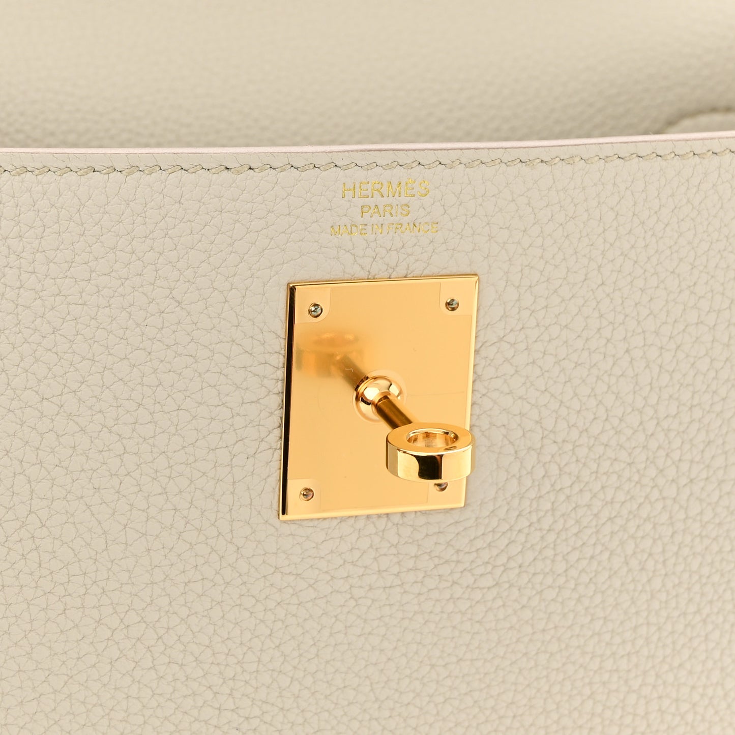 Togo Kelly Retourne 28 Beton