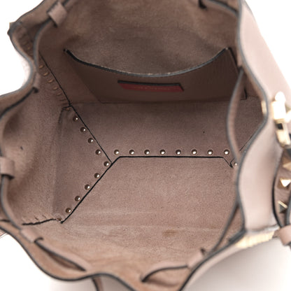 Valentino Garavani Grained Calfskin Rockstud Bucket Bag Poudre 4 of 9