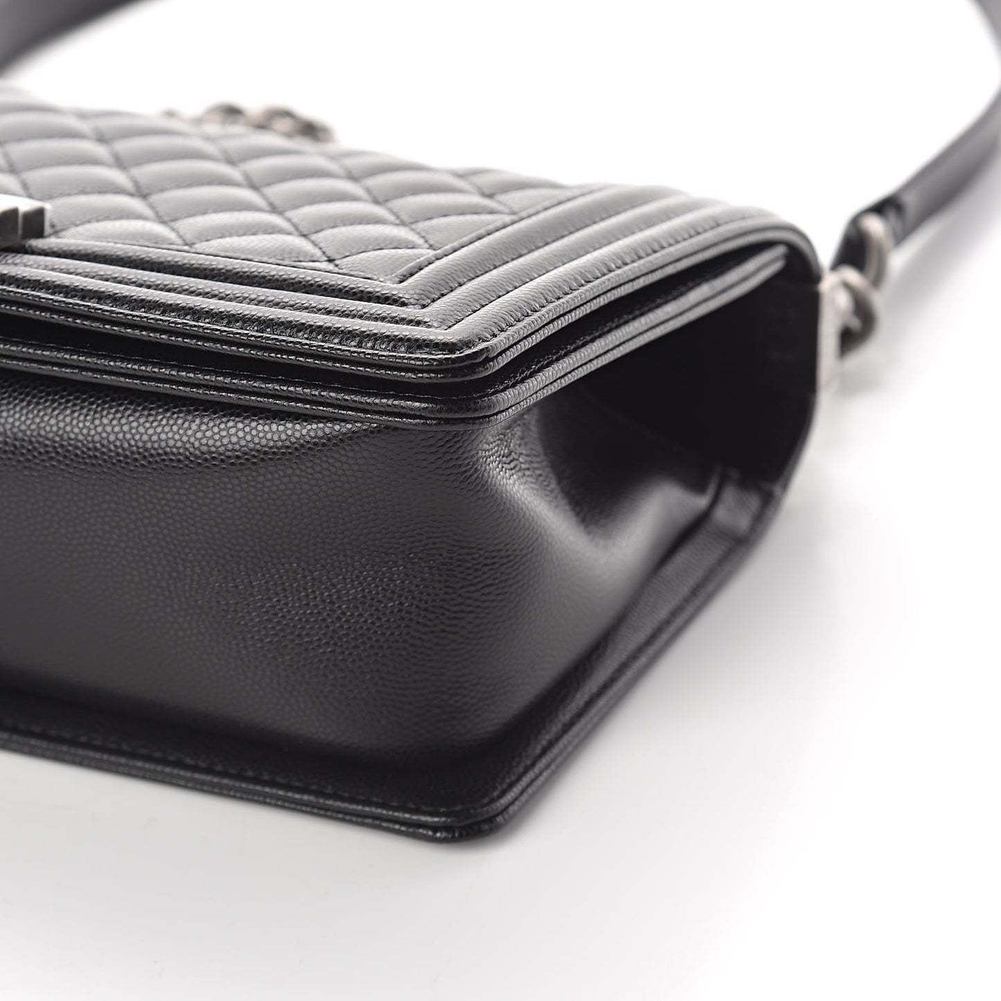 Caviar Quilted Medium Boy Flap Black