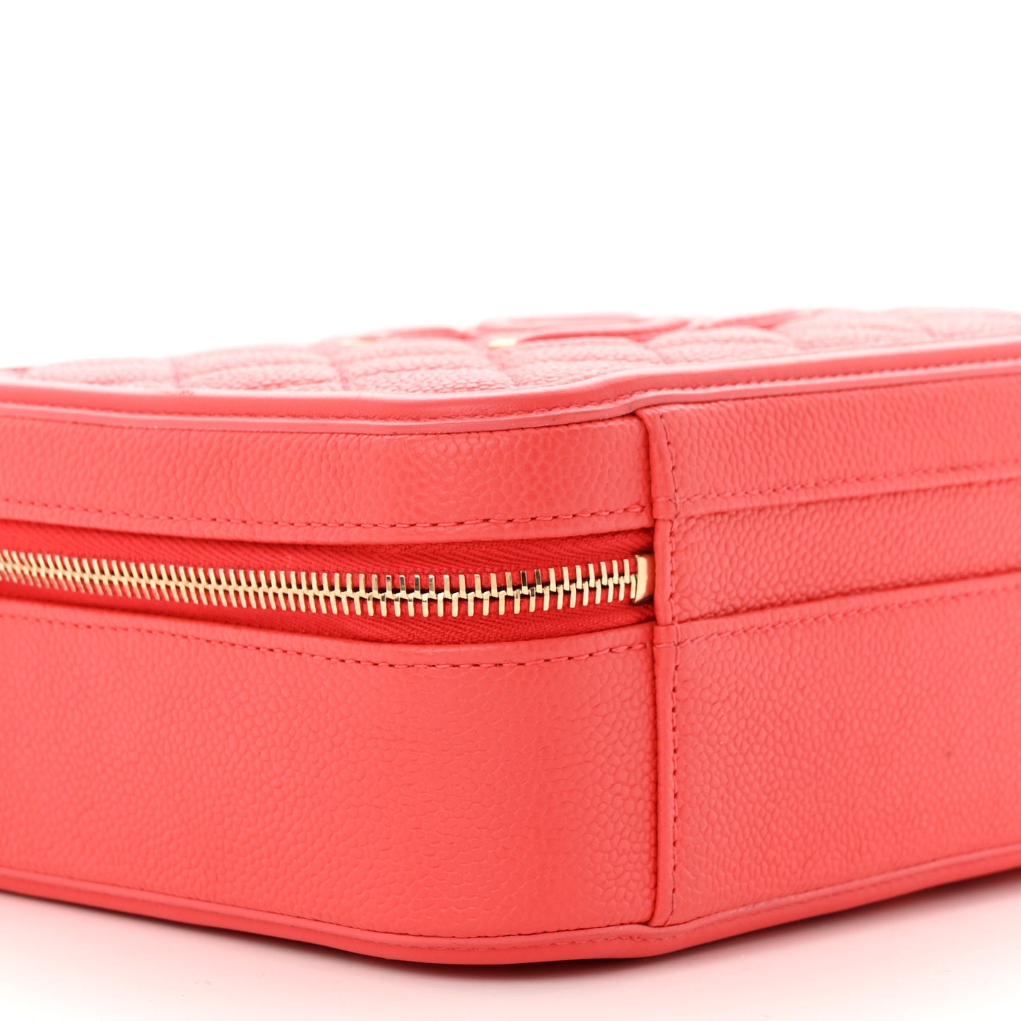 Caviar Quilted Medium CC Filigree Vanity Case Red