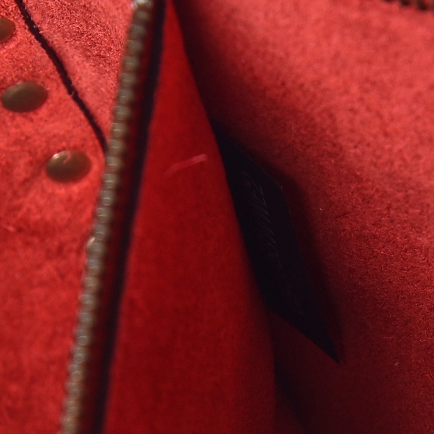Calfskin Enchanted Wonderland Medium Guitar Strap Rockstud Rolling Flap Saddle Bag Rosso Valentino