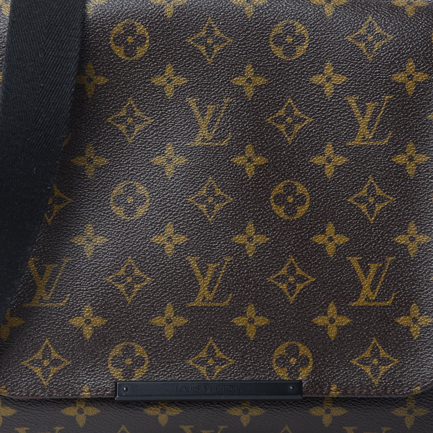 Louis Vuitton Monogram Macassar District PM 10 of 10