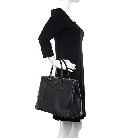 Saffiano Medium Galleria Double Zip Tote Black