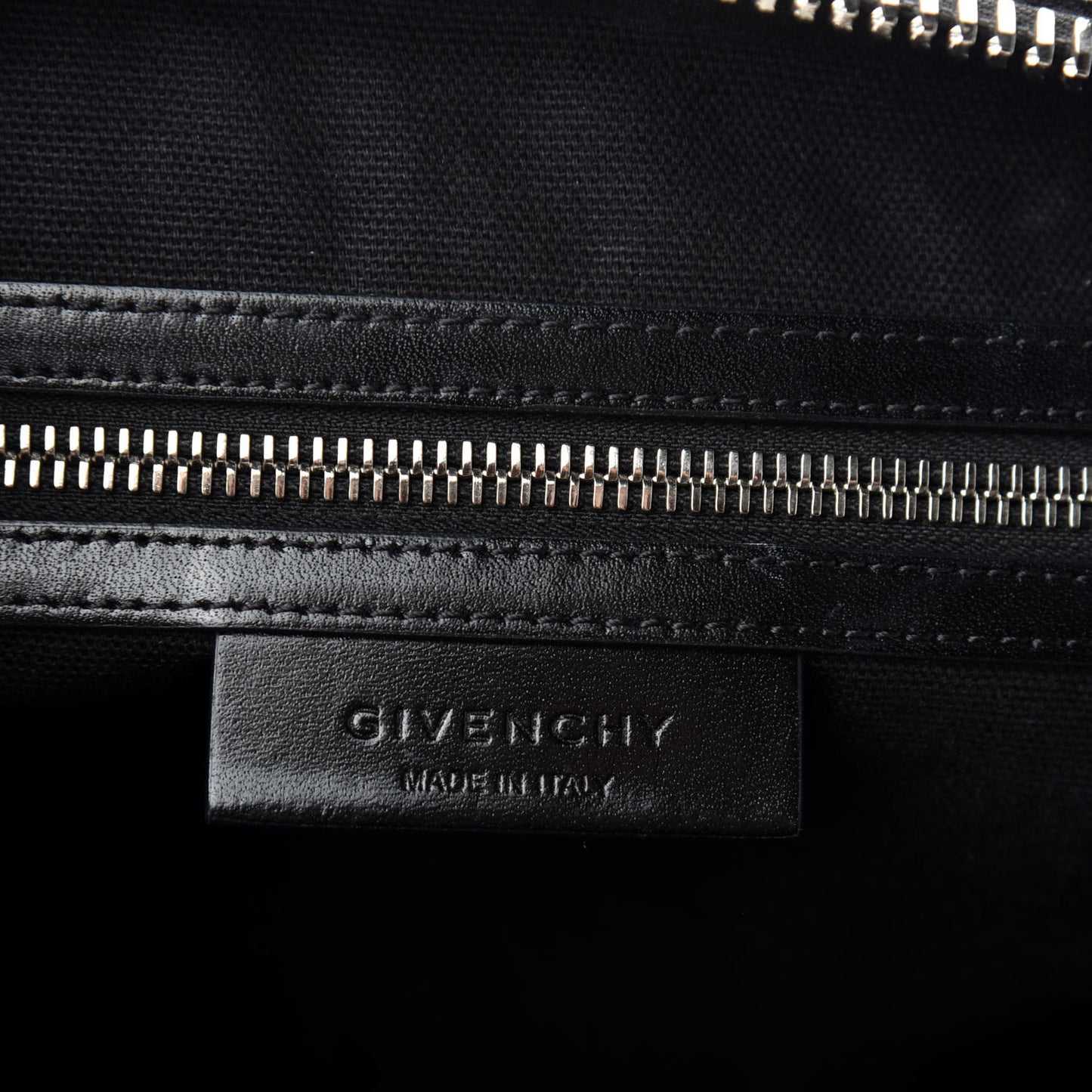 Shiny Lord Calfskin Medium Antigona Black