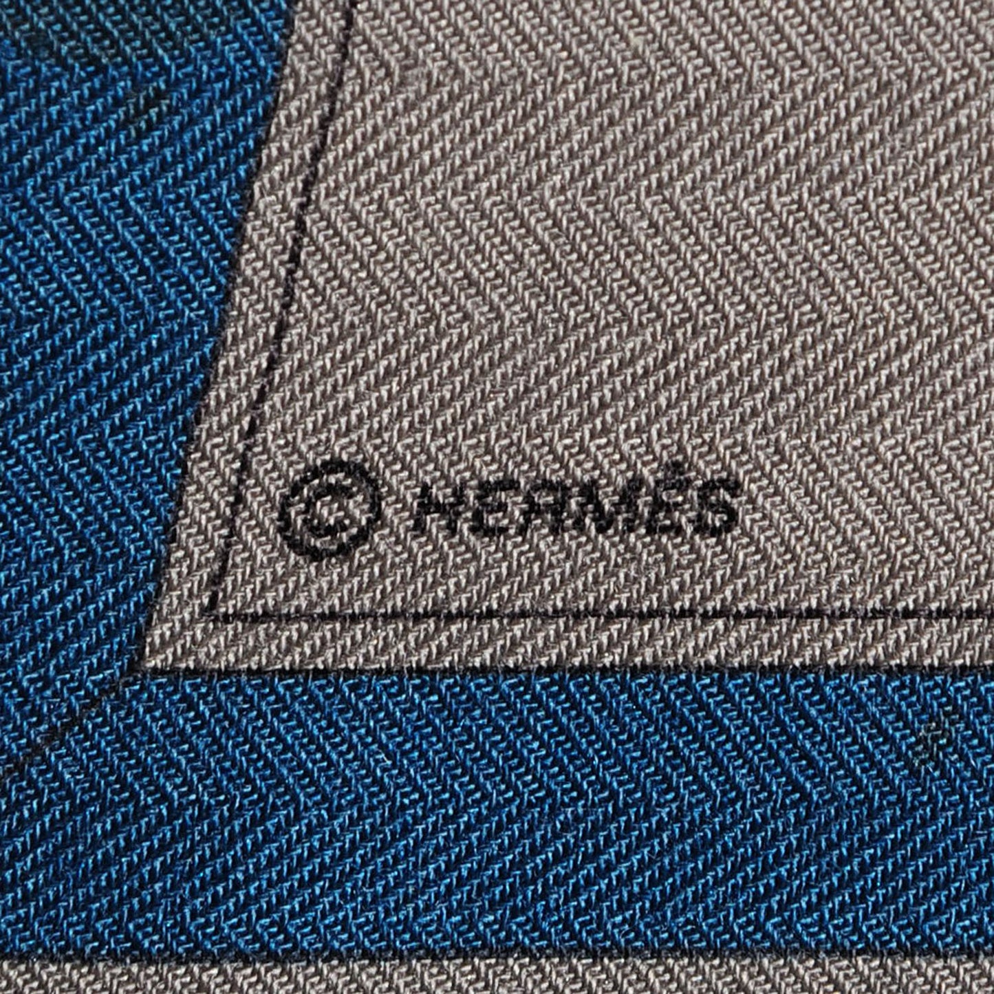 Cashmere Silk Imprimeur Fou Quadricube Shawl GM 140