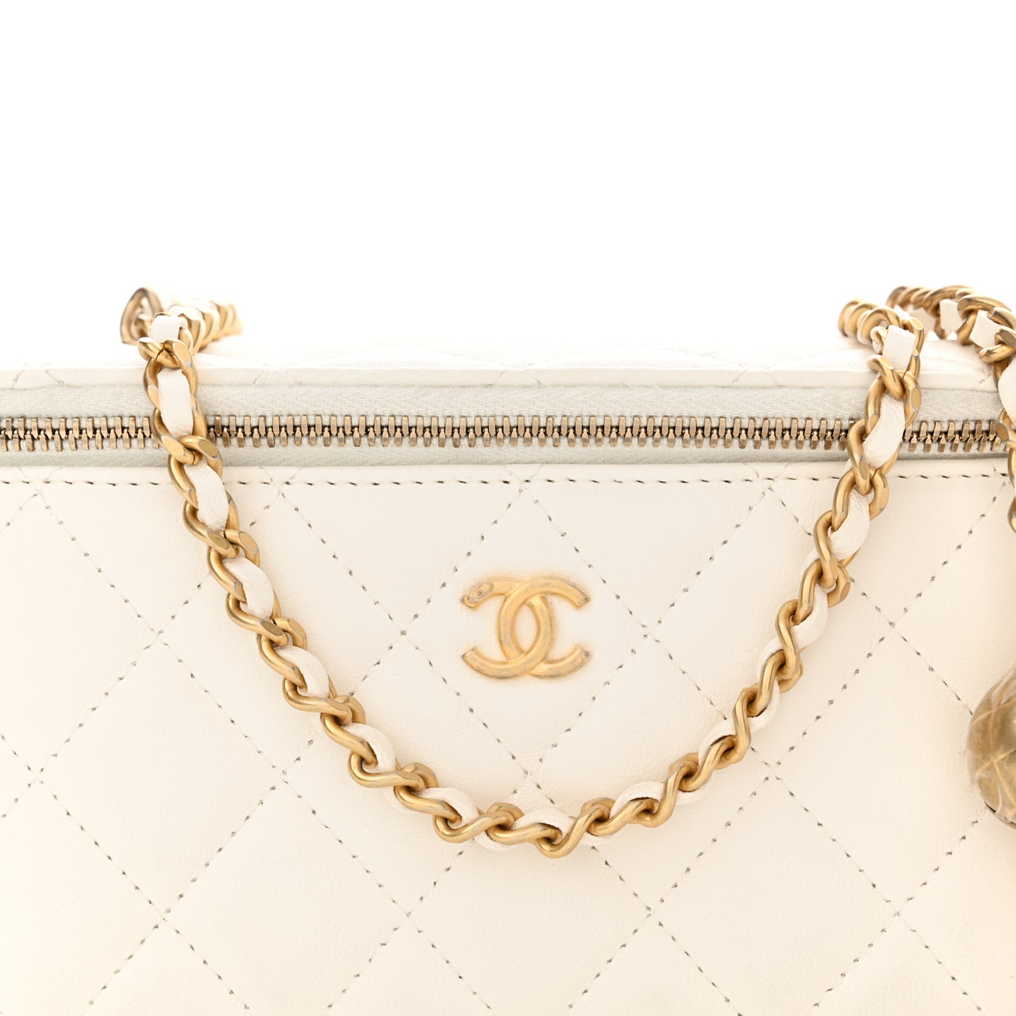 Lambskin Quilted Pearl Crush Small Vanity Case With Chain White