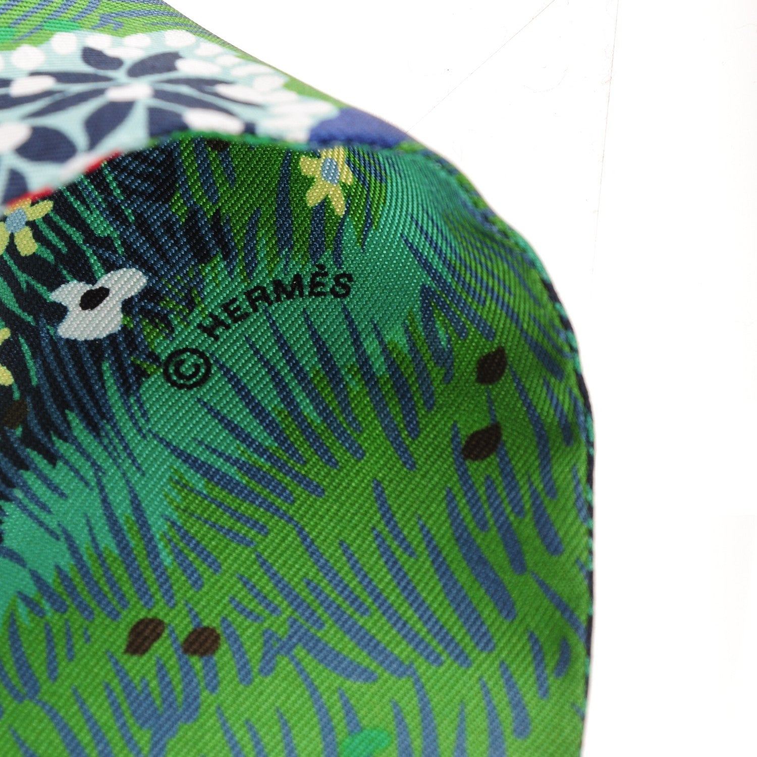 Hermes Silk Dans un Jardin Anglais Twilly Marine Vert Rouge 5 of 5