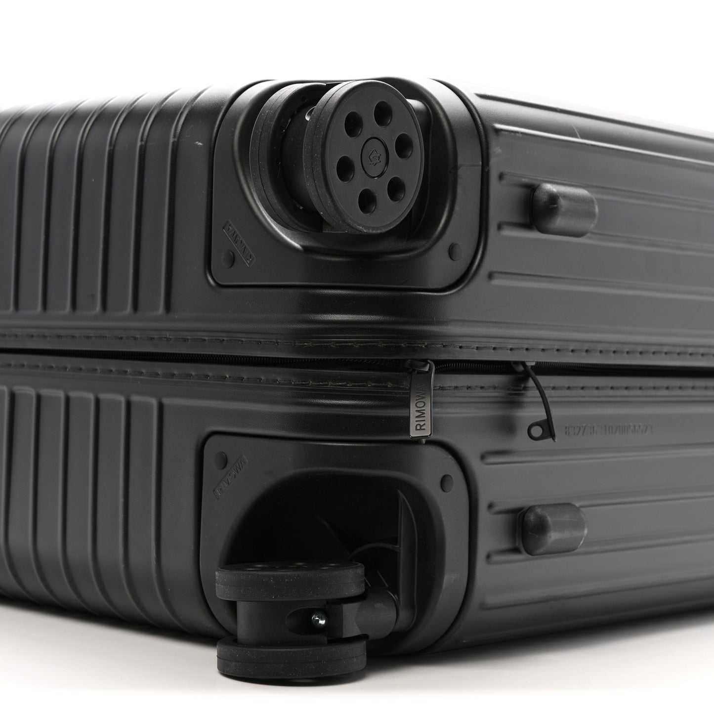 Matte Polycarbonate Essential Check-In L Black