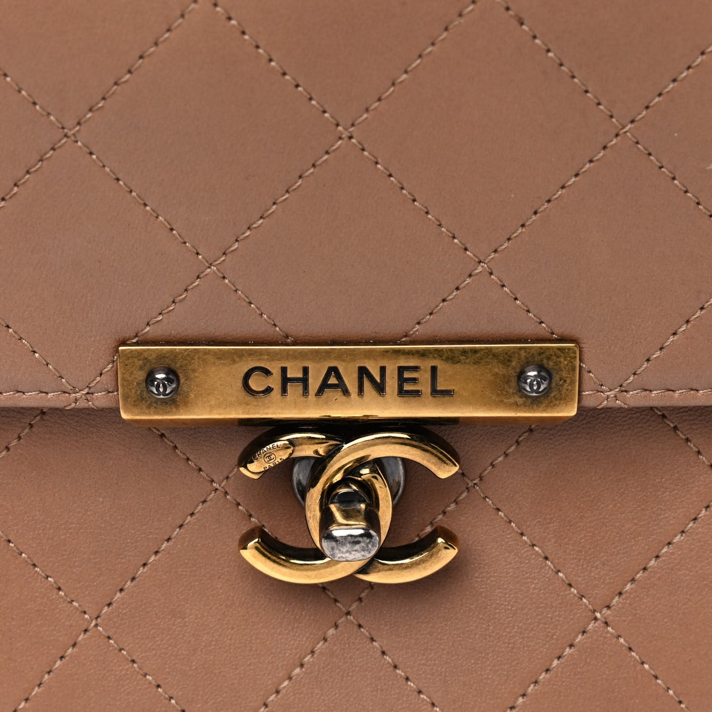 Shiny Lambskin Quilted Around The Corner Flap Beige