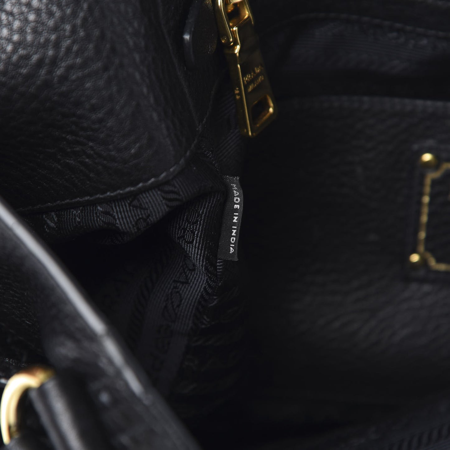 Vitello Daino Side Pocket Tote Black
