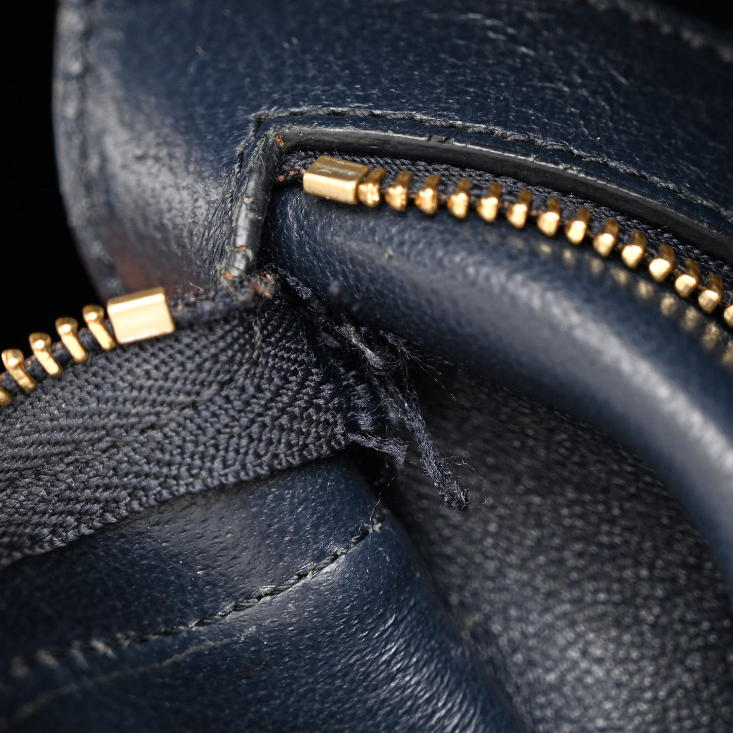 Nubuck Crocodile Embossed Medium Belt Cabas Phantom Navy Blue