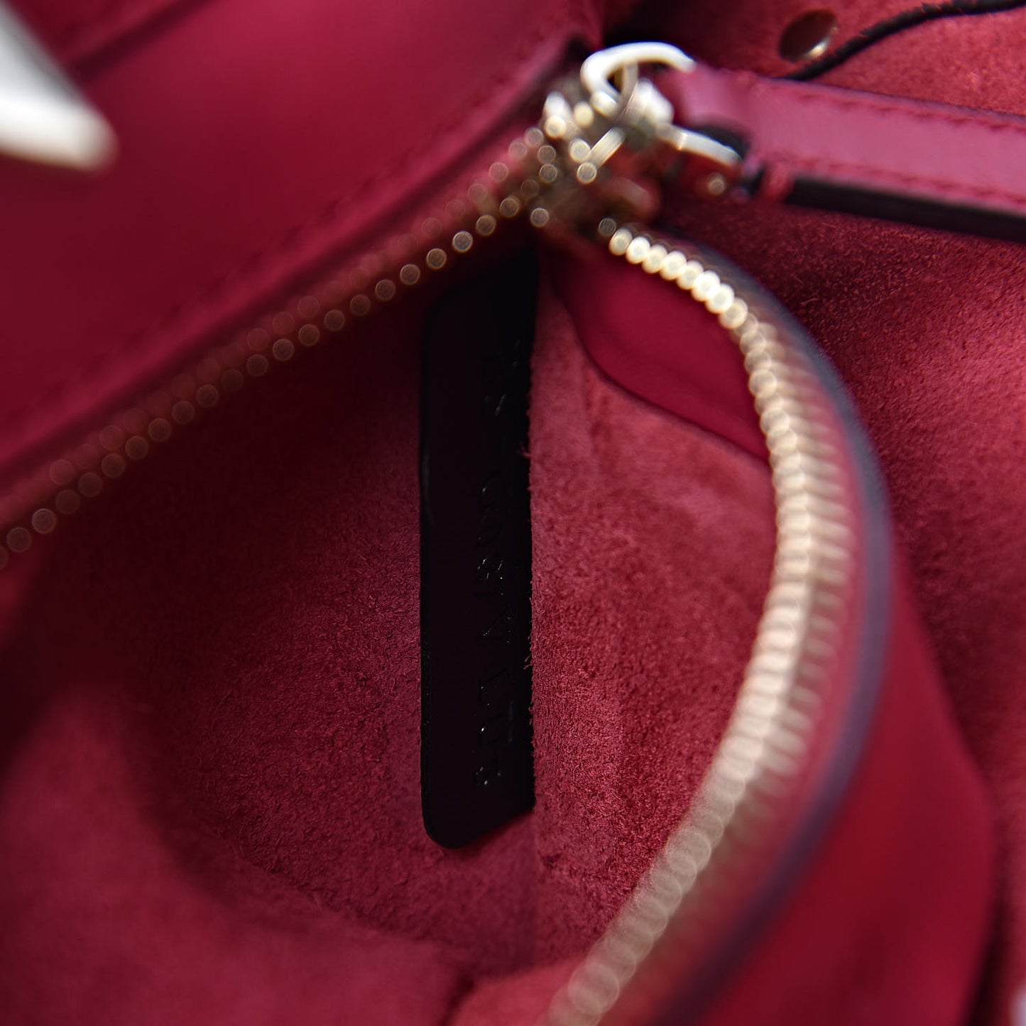 Vitello Small Rockstud Tote Cyclamin