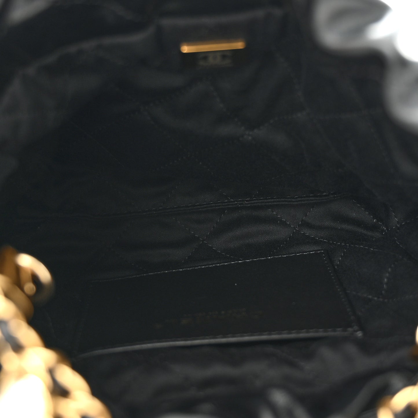 Shiny Calfskin Quilted Pearl CC Chain Mini Chanel 22 Black