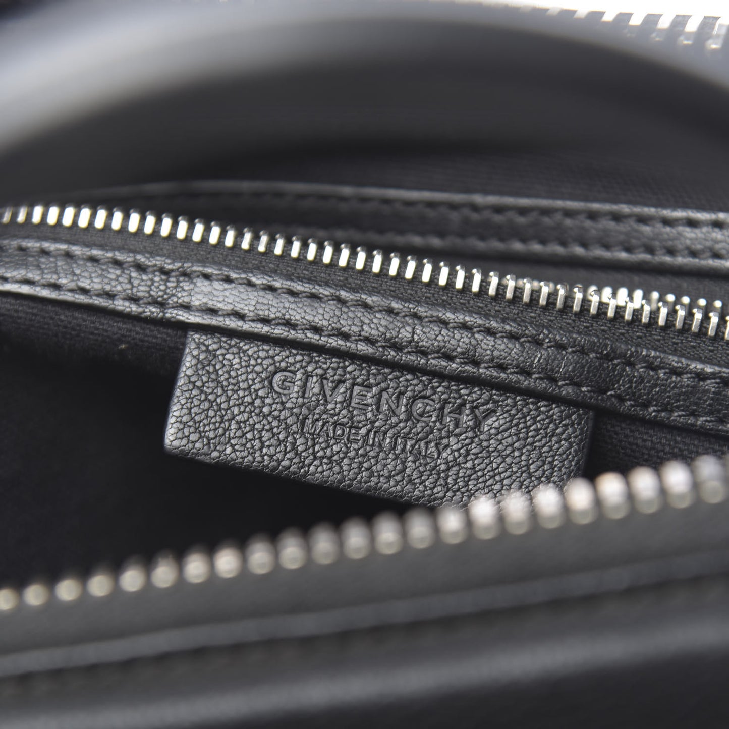 Sugar Goatskin Medium Antigona Black