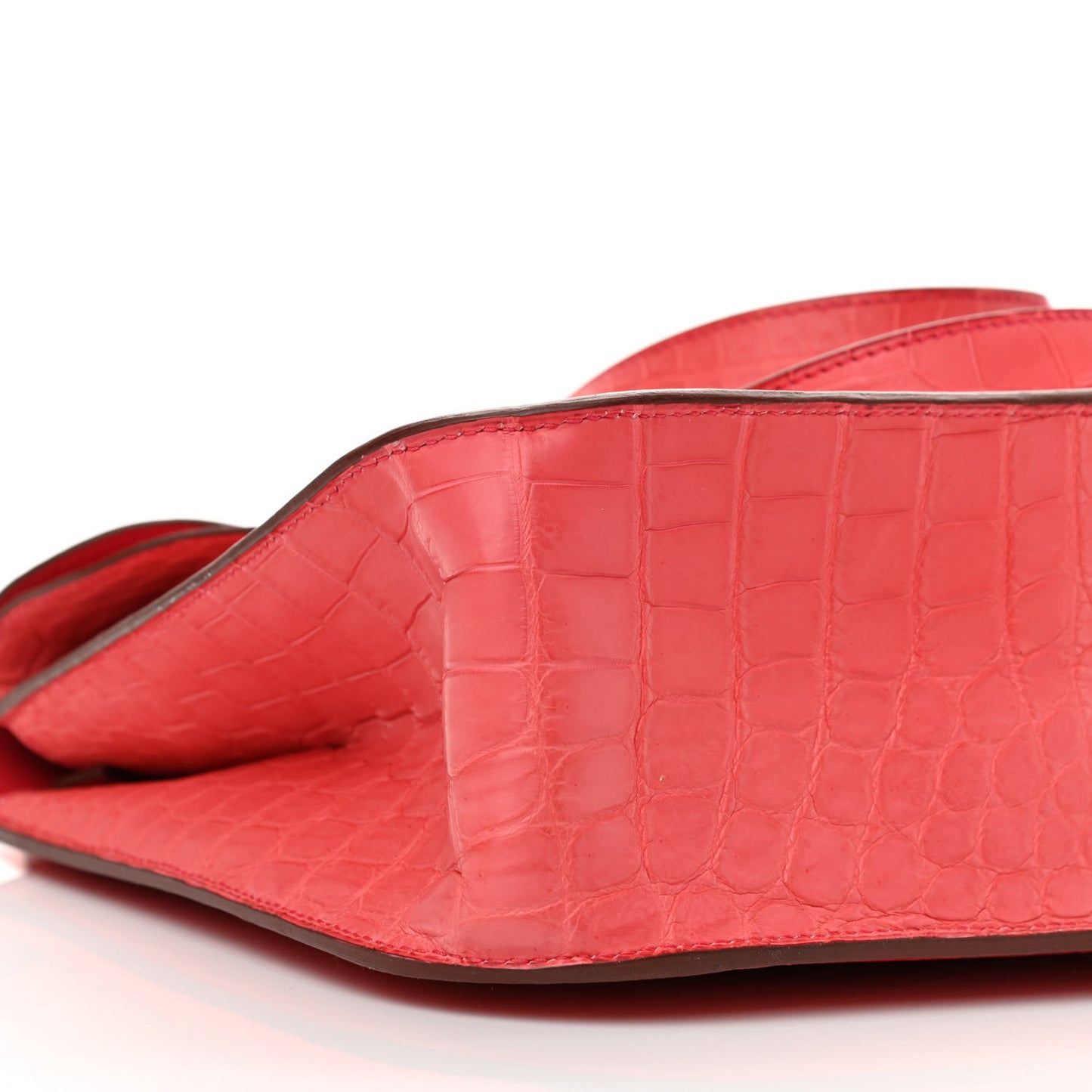 Matte Niloticus Crocodile Halzan 31 Bougainvillea
