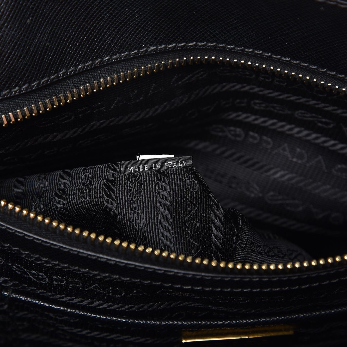 Saffiano Medium Galleria Double Zip Tote Black