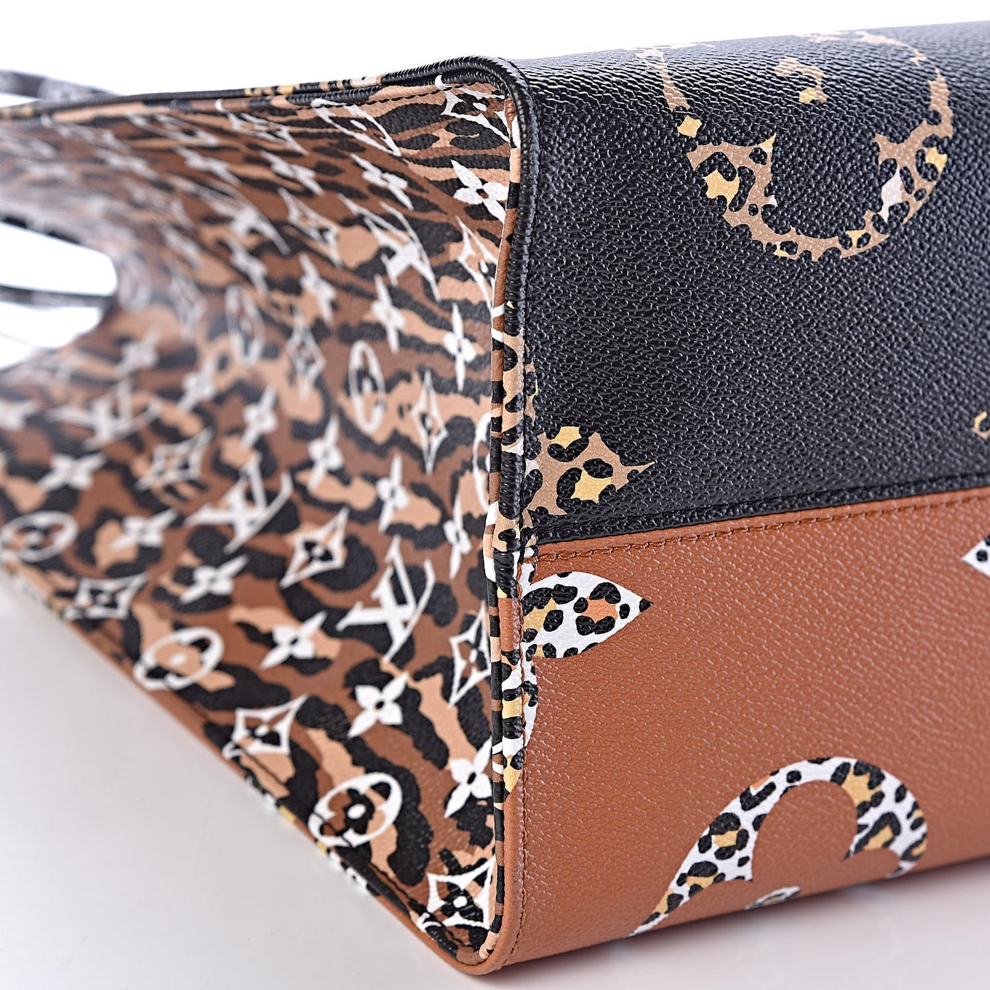 Monogram Giant Jungle Onthego GM Black
