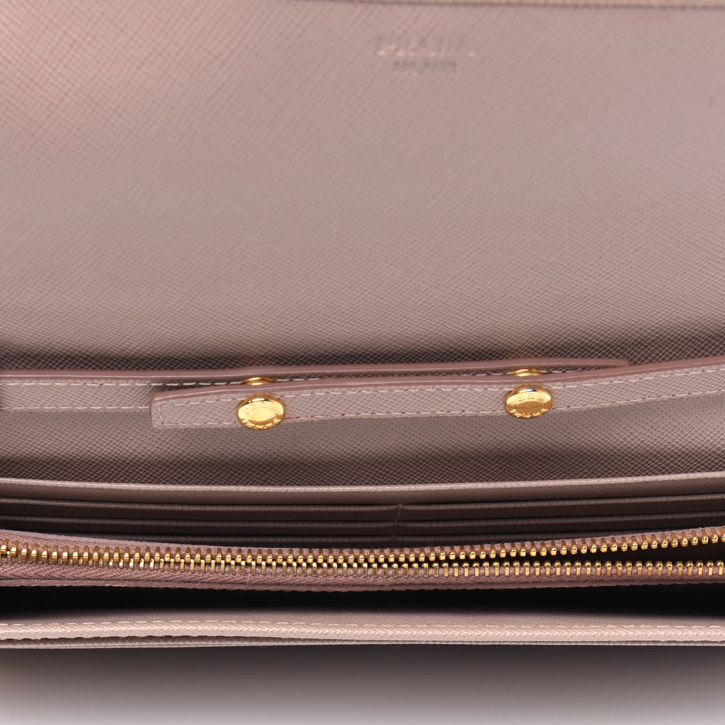 Saffiano Metal Oro Chain Wallet Cammeo