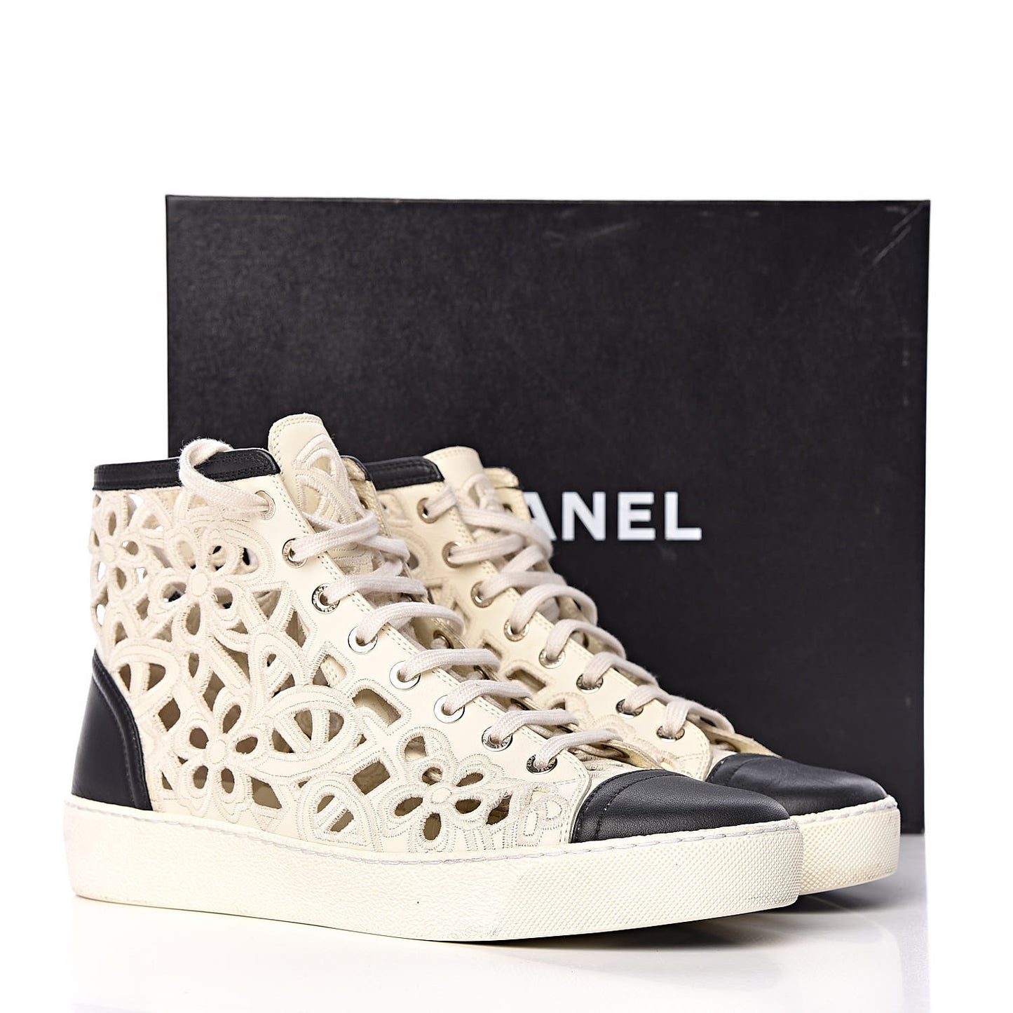 Grained Goatskin Hollow Out Flower Sneakers 39.5 White Black