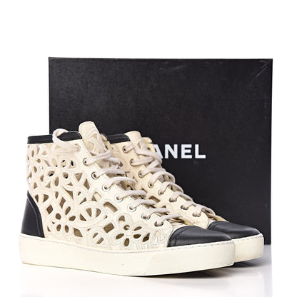 Chanel Grained Goatskin Hollow Out Flower Sneakers 39.5 White Black 14 of 14